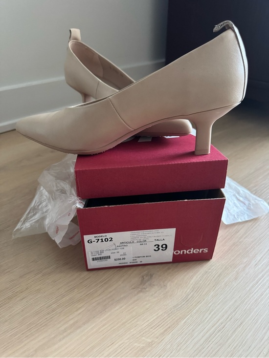 Wonders Shoes - Women's Beige Pointed-Toe Low Kitten Heels